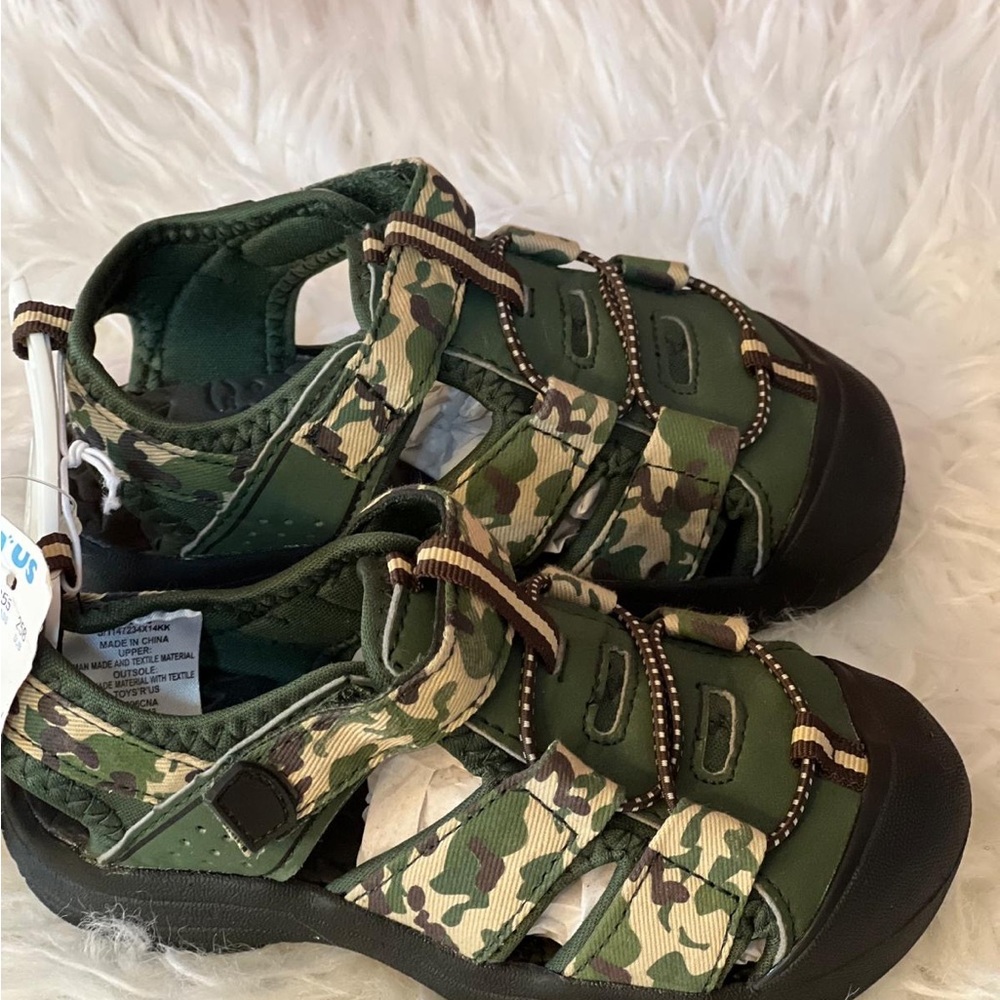 Toys R Us little kids | toddler green beige sandals. SIZE 9